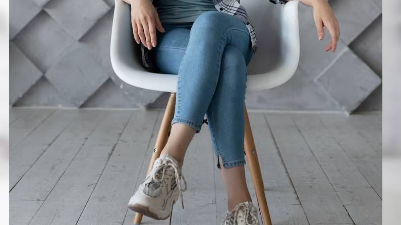 काही लोकांना पायावर पाय ठेवून बसण्यात खूप आराम आणि रिलॅक्स वाटते. असे केल्याने स्नायू रिलॅक्स होतात. बसताना शरीराला चांगला आधार मिळतो. ही पोजिशन नितंब आणि पाठीच्या भागावरील दबाव कमी करते. याशिवाय, ही बसण्याची पद्धत बॉडी बॅलन्स आणि पोश्चरलाही आधार देते.