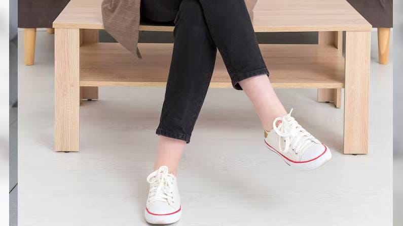 या बसण्याच्या पद्धतीमुळे रॉयल लुक आणि क्लासिक स्टाइल मिळतो. तुम्ही पाहिले असेल की बॉलिवूड असो वा हॉलिवूड, बहुतेक सेलिब्रिटी बोलताना पाय क्रॉस करून बसतात. काही लोक गुडघ्याजवळ नाही, तर घोट्यांजवळ (Ankles) पाय क्रॉस करतात. पब्लिक इव्हेंट्स आणि फॉर्मल मीटिंग्जमध्ये ही पोज खूप सभ्य, स्वच्छ आणि क्लासिक दिसते.