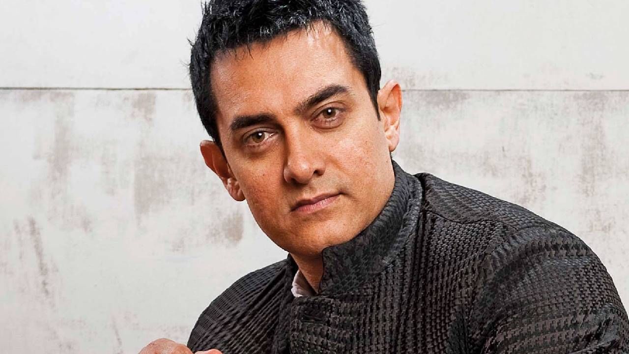 आमिर खान: मिस्टर परफेक्शनिस्ट हा पाचवा सर्वाधिक मानधन घेणारा अभिनेता आहे. तो प्रत्येक चित्रपटासाठी 100 ते 275 कोटी रुपये घेतो. 'लाल सिंग चड्ढा' हा चित्रपट फ्लॉप ठरला असला तरी नुकताच आलेला सितारे जमीन प हा त्याचा चित्रपट खूप गाजतोय, लोकांनाही तो खूप आवडला.