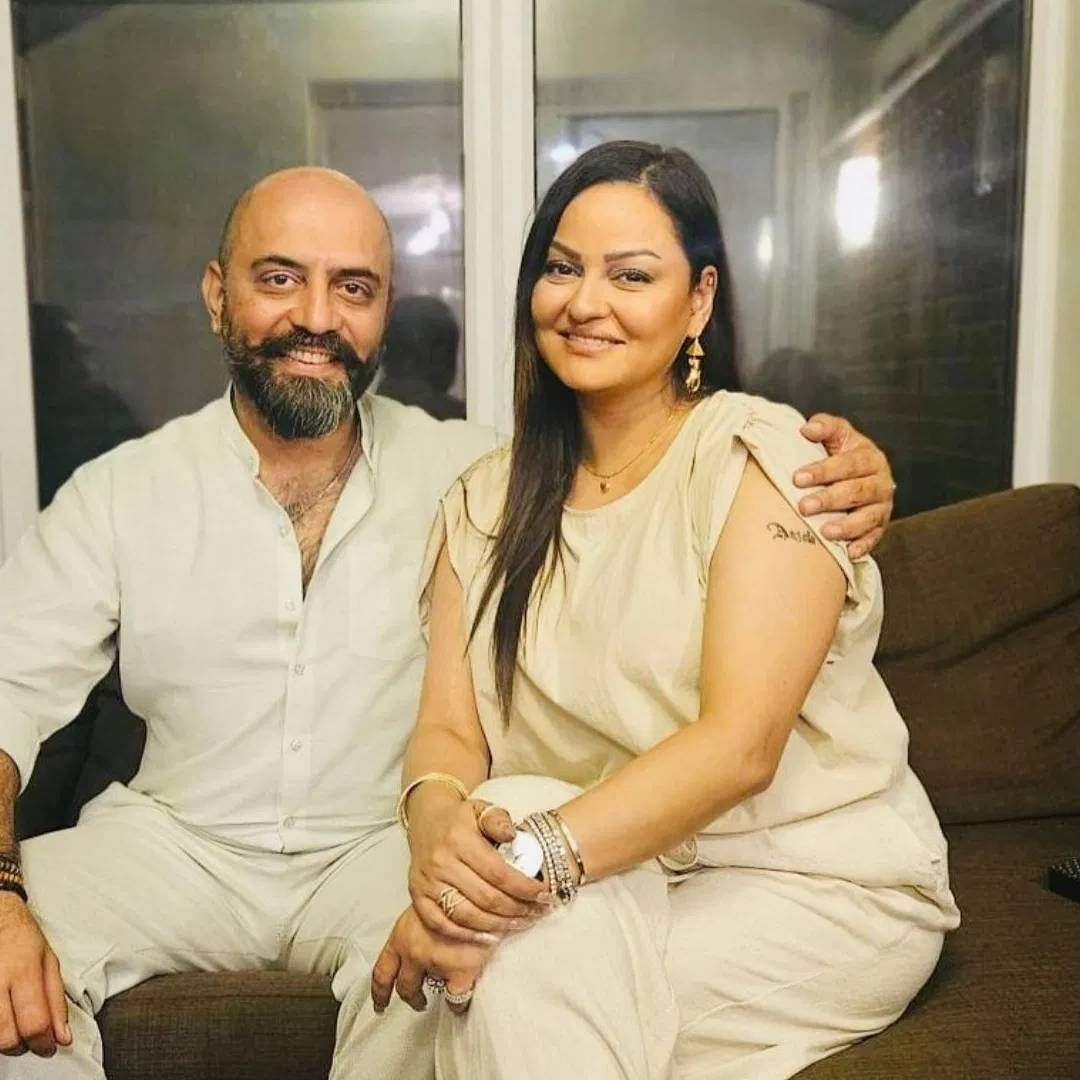 जवेरिया अब्बासीने ज्याच्याशी दुसरं लग्न केलं तो बिझनेसमॅन आहे. तो आधी जवेरियाला ओळखत नव्हता. गुगलच्या माध्यमातून जवेरियाबद्दल जाणून घेण्याचा प्रयत्न केला. जेवरियाच्या नवऱ्याला लोक हिंदू समजलेले. त्यावर तिने स्पष्टीकरण दिलेले. तिच्या दुसऱ्या नवऱ्याच नाव अदील आहे. 