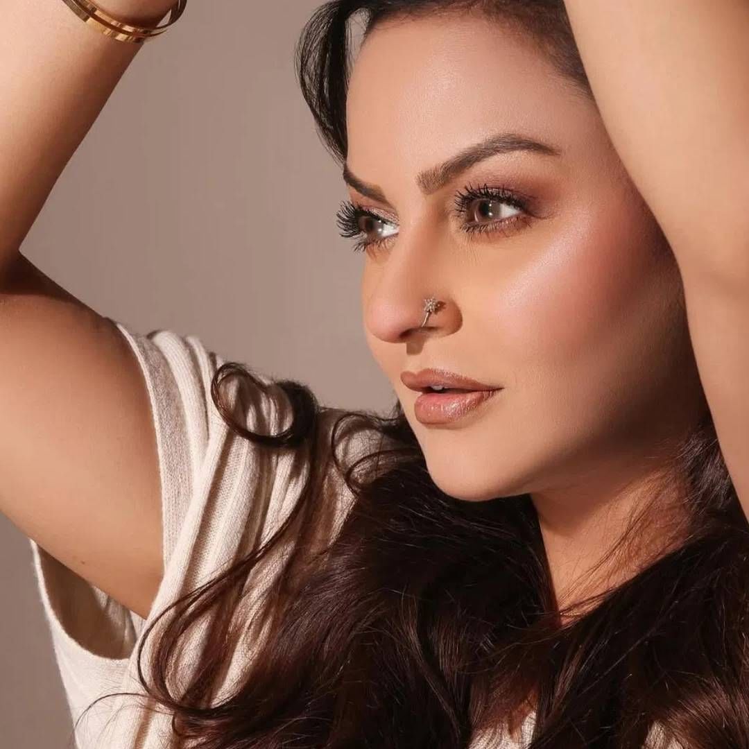 पाकिस्तानी अभिनेत्री जवेरिया अब्बासी बद्दल आपण बोलतोय. तिने स्वत:च्याच सावत्र भावासोबत लग्न केलं. जवेरियाच्या आईने ज्या व्यक्तीसोबत लग्न केलेलं, त्याना आधीपासून एक मुलगा होता. त्याचं नाव होतं शमून अब्बासी.  जवेरिया अब्बासीने वयाच्या 17 व्या वर्षी निकाह केला. एका रिपोर्टनुसार कुटुंबाला एकत्र आणण्यासाठी तिने हा निकाह केलेला. 