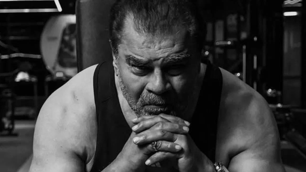 ज्या अभिनेत्याची चर्चा होत आहे, ते आहेत शरत सक्सेना. त्यांनी 17 ऑगस्टला आपला 75 वा वाढदिवस साजरा केला. भले त्यांनी वयाच्या 75 मध्ये पदार्पण केलं असेल, पण त्यांनी आपली बॉडी अशी बनवलीय की, कोणी म्हणणार नाही, की हे 75 वर्षांचे आहेत. 