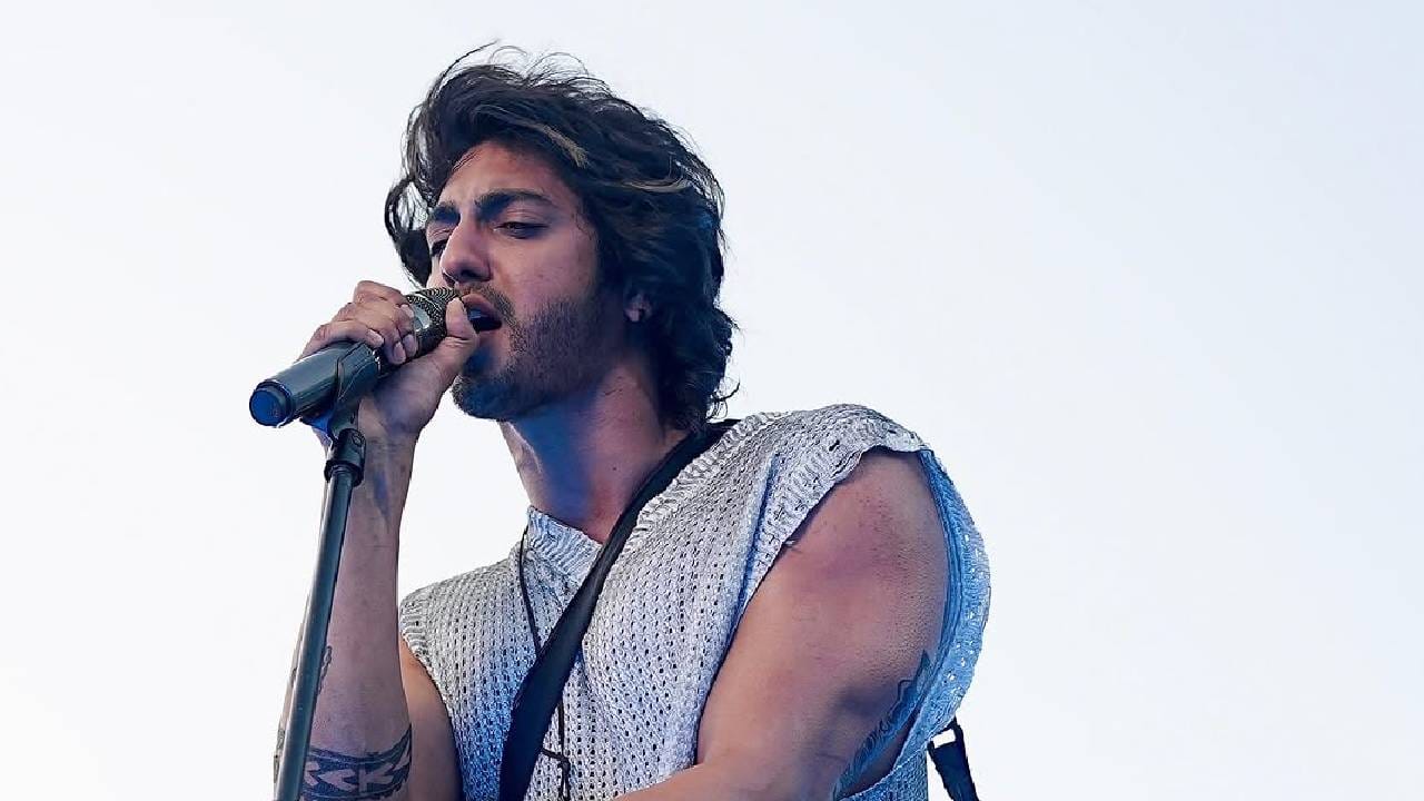 मोहित सुरी दिग्दर्शित 'सैयारा' या चित्रपटाने बॉक्स ऑफिसवर अक्षरश: धुमाकूळ घातला आहे. या चित्रपटाला इतकं यश मिळेल, याची कल्पना कोणीच केली नव्हती. नवोदित कलाकारांच्या मुख्य भूमिका असलेल्या 'सैयारा'ने अनेक विक्रम मोडले आहेत. 
