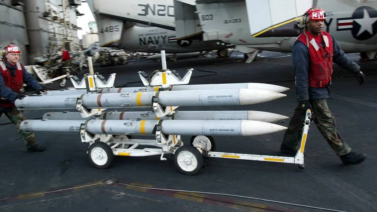 AMRAAM Missile : जगातल्या 19 देशांना हेच मिसाइल हवंय, स्टॉक वेगाने संपतोय, असं काय खास आहे या क्षेपणास्त्रात? AMRAAM Missile : जगातल्या 19 देशांना हेच मिसाइल हवंय, स्टॉक वेगाने संपतोय, असं काय खास आहे या क्षेपणास्त्रात?