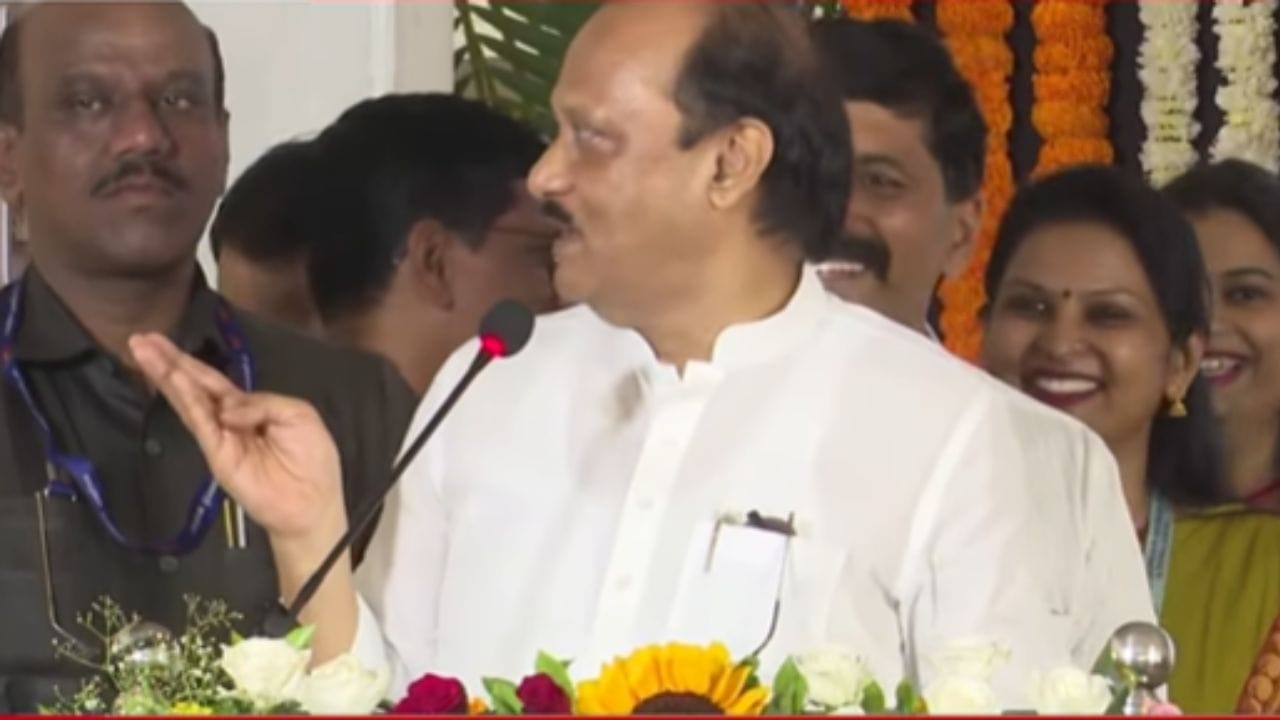 अंग पुसायचा टॉवेल तरी मोठा...! भर कार्यक्रमात अजित पवारांनी घेतली डॉक्टरांची फिरकी