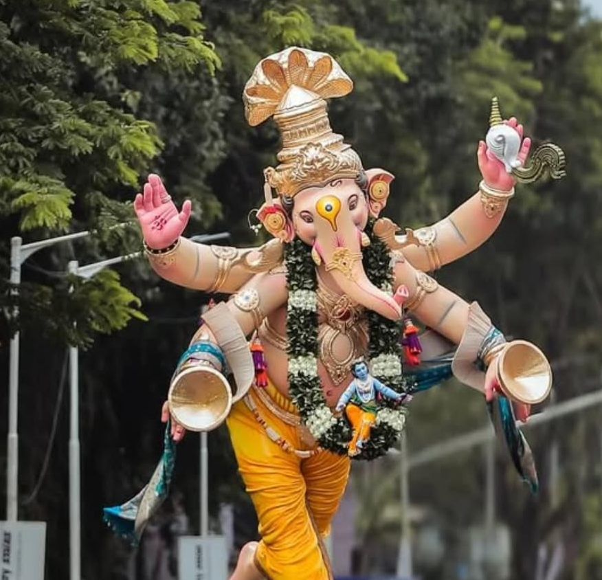 अखिल चंदनवाडी गणेशोत्सव मंडळ हे त्यांची अनोखी परंपरा आणि भव्यतेमुळे प्रसिद्ध आहे. या मंडळाची मूर्ती दरवर्षी मूर्तिकार सिद्धेश नामदेव दिघोळे यांच्याकडून तयार केली जाते. 
या मंडळाच्या गणपतीला प्रेमाने गोड गणपती म्हणून ओळखले जाते.