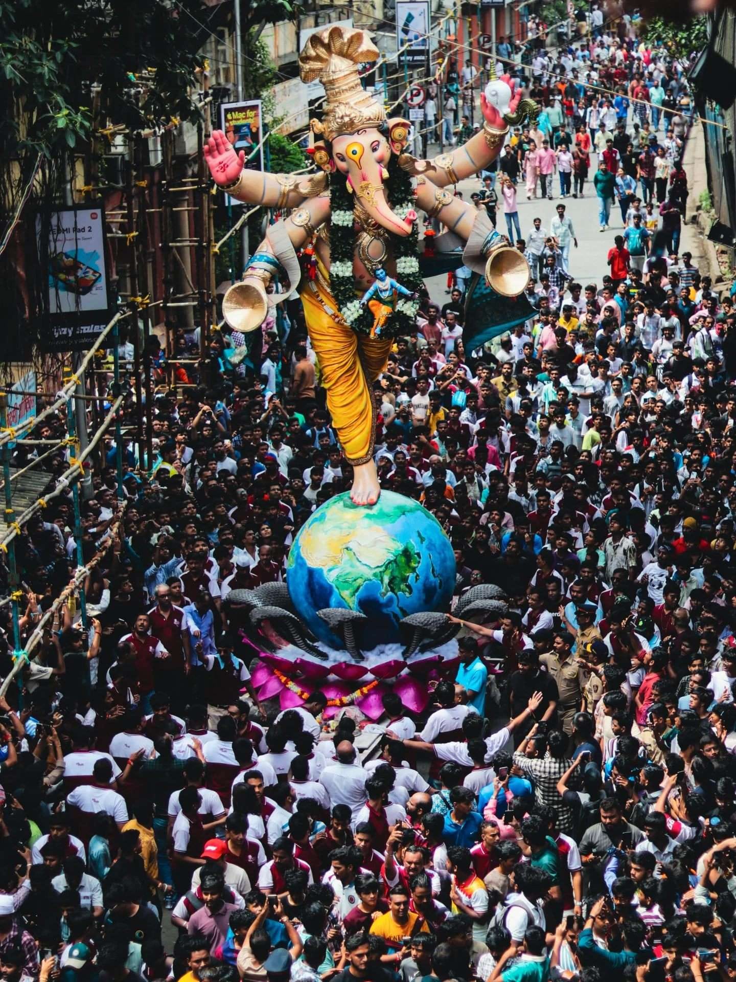 पण या गणपतीला गोड गणपती हे नाव कसं पडलं, त्यामागचे कारण काय याबद्दल आज आपण जाणून घेऊया. अखिल चंदनवाडीच्या गणपती बाप्पाला गोड गणपती हे नाव पडण्यामागे एक खास प्रथा कारणीभूत आहे. ज्याची सुरुवात भक्तांच्या श्रद्धेतून सुरू झाली.