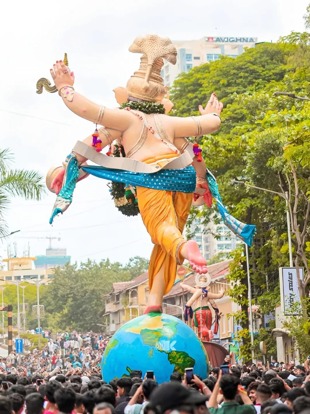 पण मंडळाने यावर एक छान उपाय शोधून काढला. जे भक्त गणपती बाप्पाच्या चरणी साखर अर्पण करतात, तेव्हा ती सर्व साखर उधळली जात नाही. त्यातील थोडी साखर ही गुलालात मिक्स केली जाते. यानंतर विसर्जनावेळी बाप्पावर त्याचा वर्षाव केला जातो.