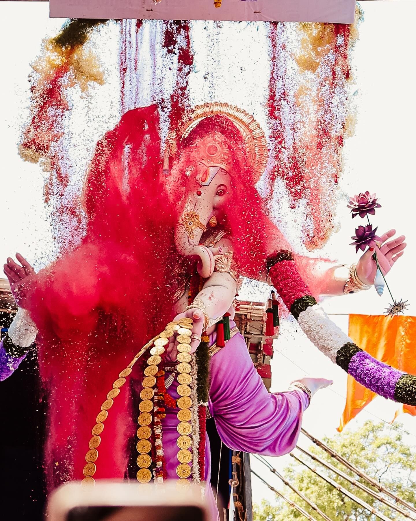 काही वर्षांपूर्वी एका भक्ताने आपली इच्छा पूर्ण होण्यासाठी या बाप्पाकडे नवस केला होता. त्याचा तो नवस पूर्ण झाल्यावर त्याने गणपती बाप्पाला साखर अर्पण करण्याचे वचन दिले होते. त्या भक्ताचा नवस पूर्ण झाला. त्यानंतर त्याने नवस बोलल्याप्रमाणे बाप्पावर साखरेचा वर्षाव केला.