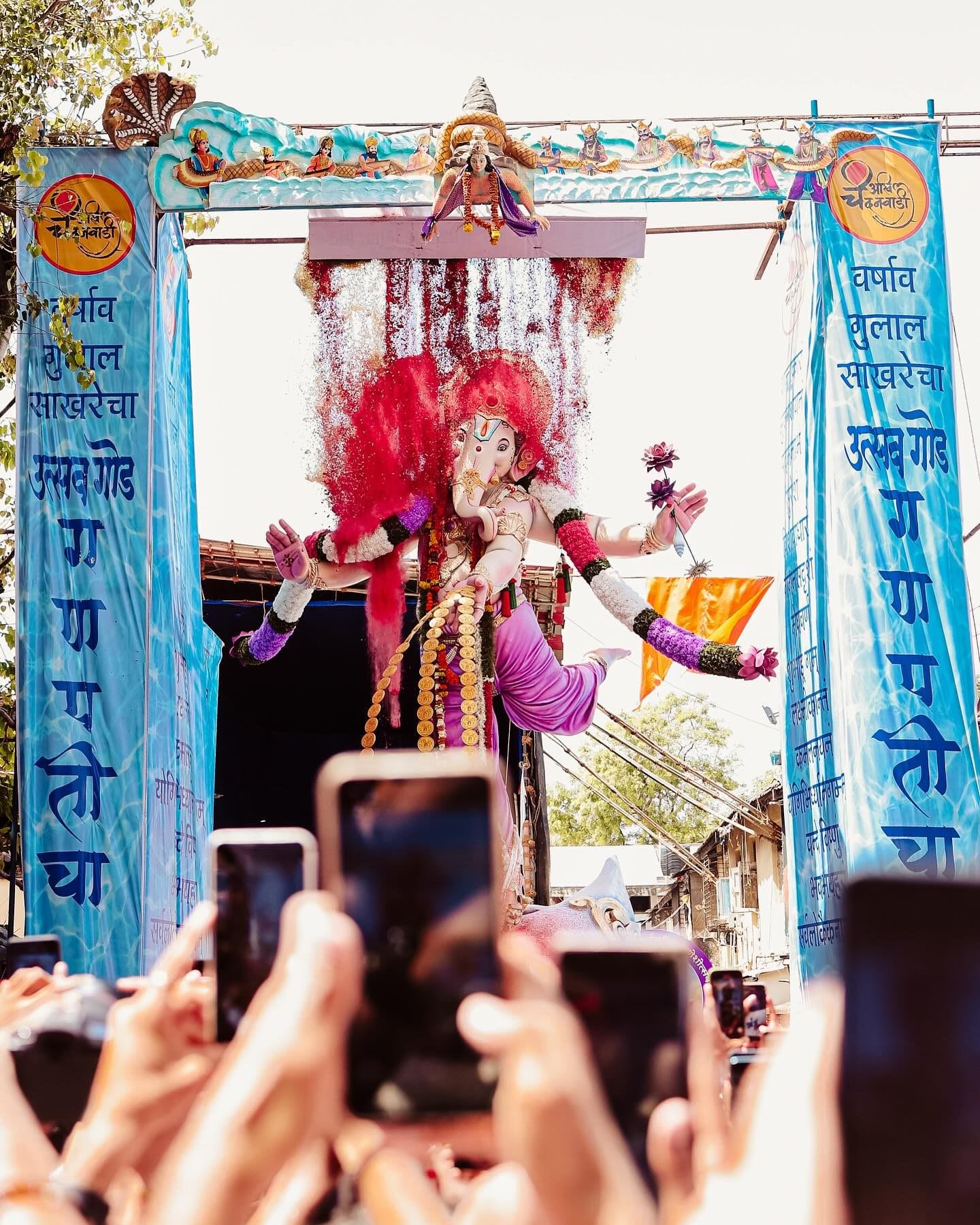 यानंतर बाप्पाच्या चरणी अर्पण केलेली साखर दुसऱ्या दिवशी नारळासोबत चंदनावाडीतील रहिवाशांना प्रसाद म्हणून वाटली जाते. यामुळे, भक्तांच्या श्रद्धेचा आदर राखला जातो आणि साखरेचा सदुपयोगही होतो. ही परंपरा प्रसिद्धीसाठी नसून, केवळ भक्तांच्या श्रद्धेचे प्रतीक आहे.