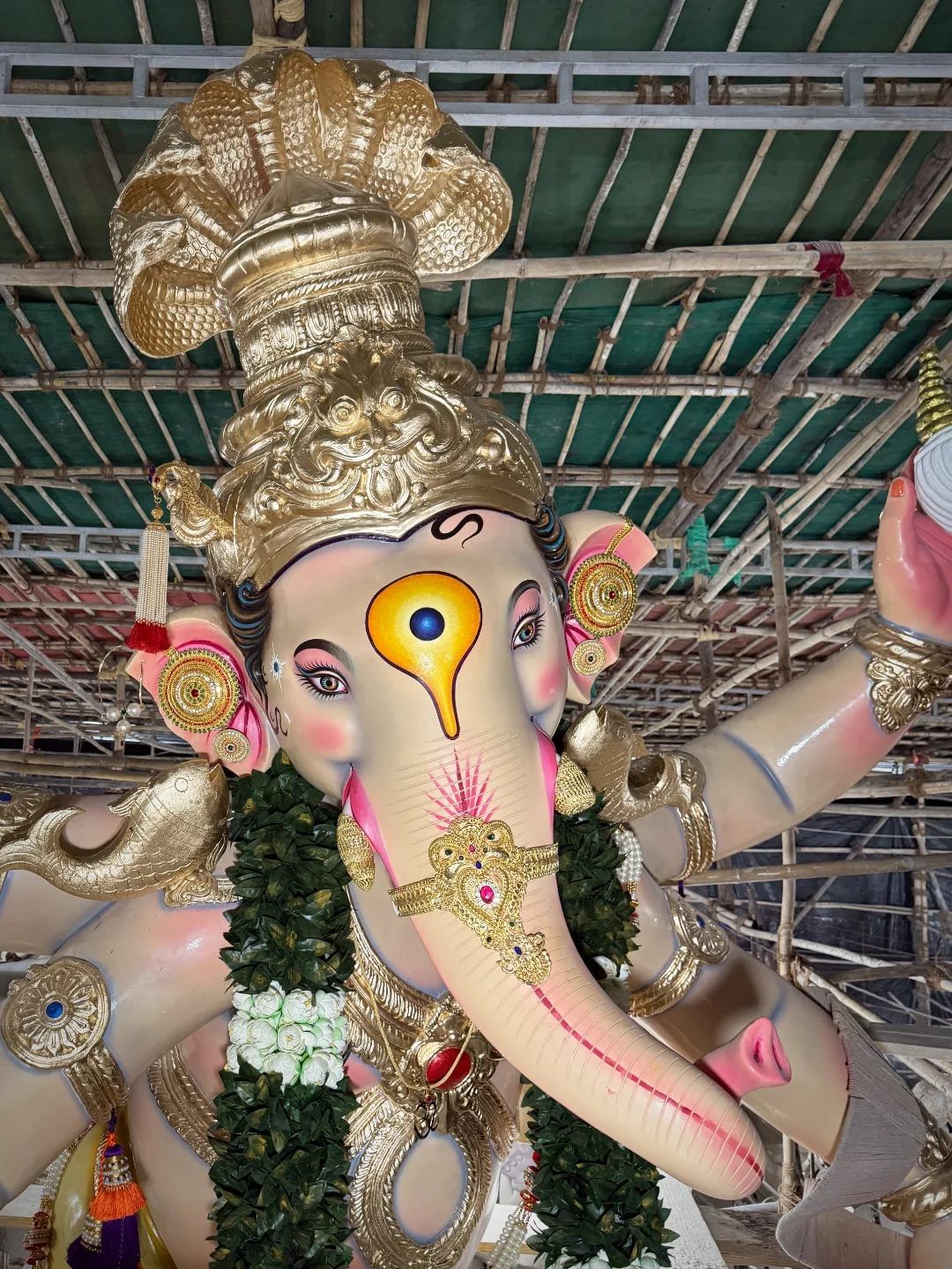 ही घटना पाहून इतर भाविकांनीही याचे अनुकरण करण्यास सुरुवात केली. यानंतर मग ही प्रथा हळूहळू लोकप्रिय झाली. याच परंपरेमुळे या गणपतीला गोड गणपती असे नाव पडले आहे.
साखरेचा वर्षाव करण्याच्या प्रथेवर काही जणांनी आक्षेप घेतला होता.