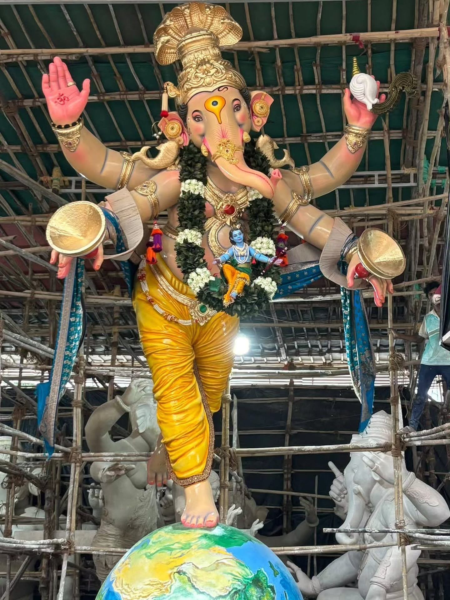 मुंबईत सध्या गणेशोत्सवाची धामधूम सुरु आहे. अनेक मोठमोठ्या गणपती मंडळांचे आगमन सोहळे थाटामाटात पार पडताना दिसत आहेत. त्यातच आज मुंबईच्या गिरगावातील अखिल चंदनवाडी सार्वजनिक गणेशोत्सव मंडळाच्या गणपतीचा आगमन सोहळा पार पडला.