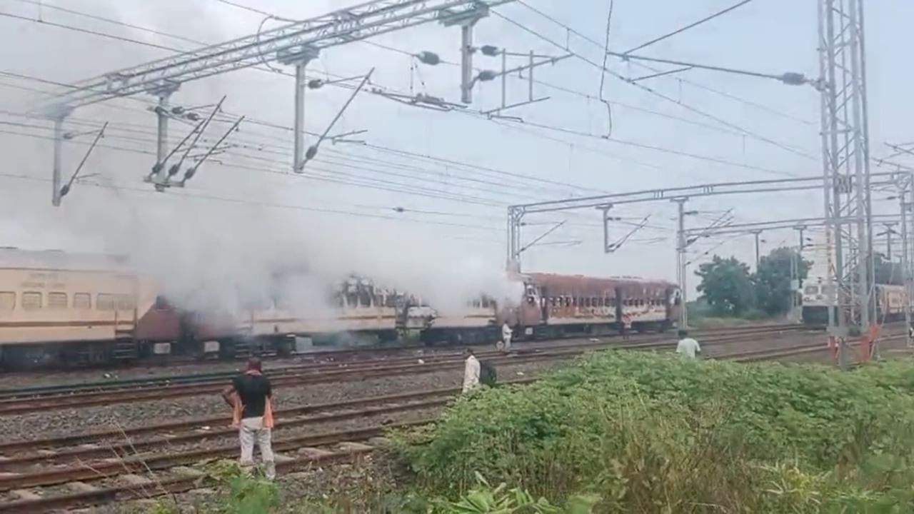 हिंगोली रेल्वे स्थानकात एका बाजूला हा जुना डबा उभा होता. अचानक त्यातून धूर निघू लागला.  यानंतर बघता बघता आगीने रौद्र रूप धारण केले. यामुळे काही काळ गोंधळाचे वातावरण निर्माण झाले.