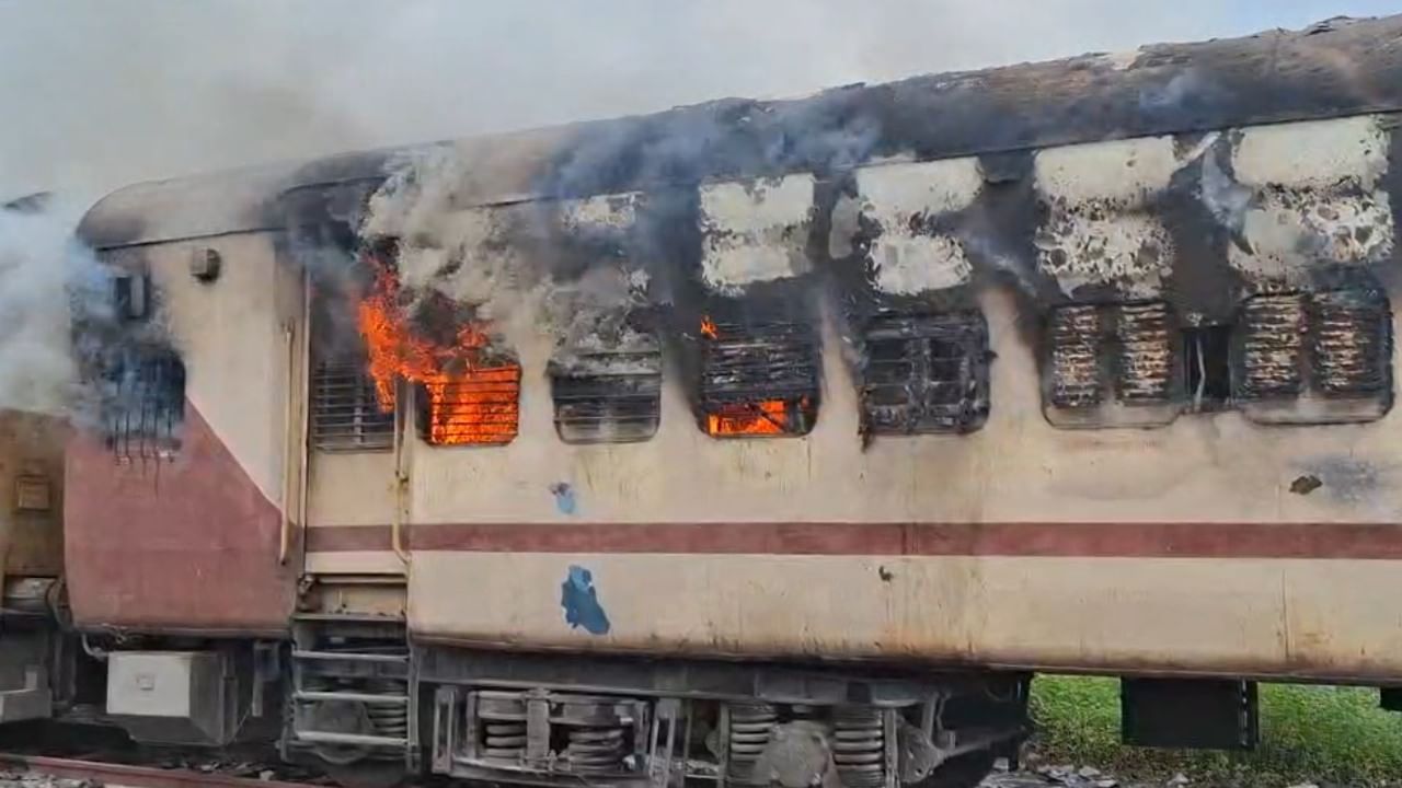 या घटनेची माहिती मिळताच अग्निशमन दल घटनास्थळी दाखल झाले. त्यांनी तात्काळ आगीवर नियंत्रण मिळवले.  या आगीत डब्याचे मोठ्या प्रमाणात नुकसान झाले आहे.