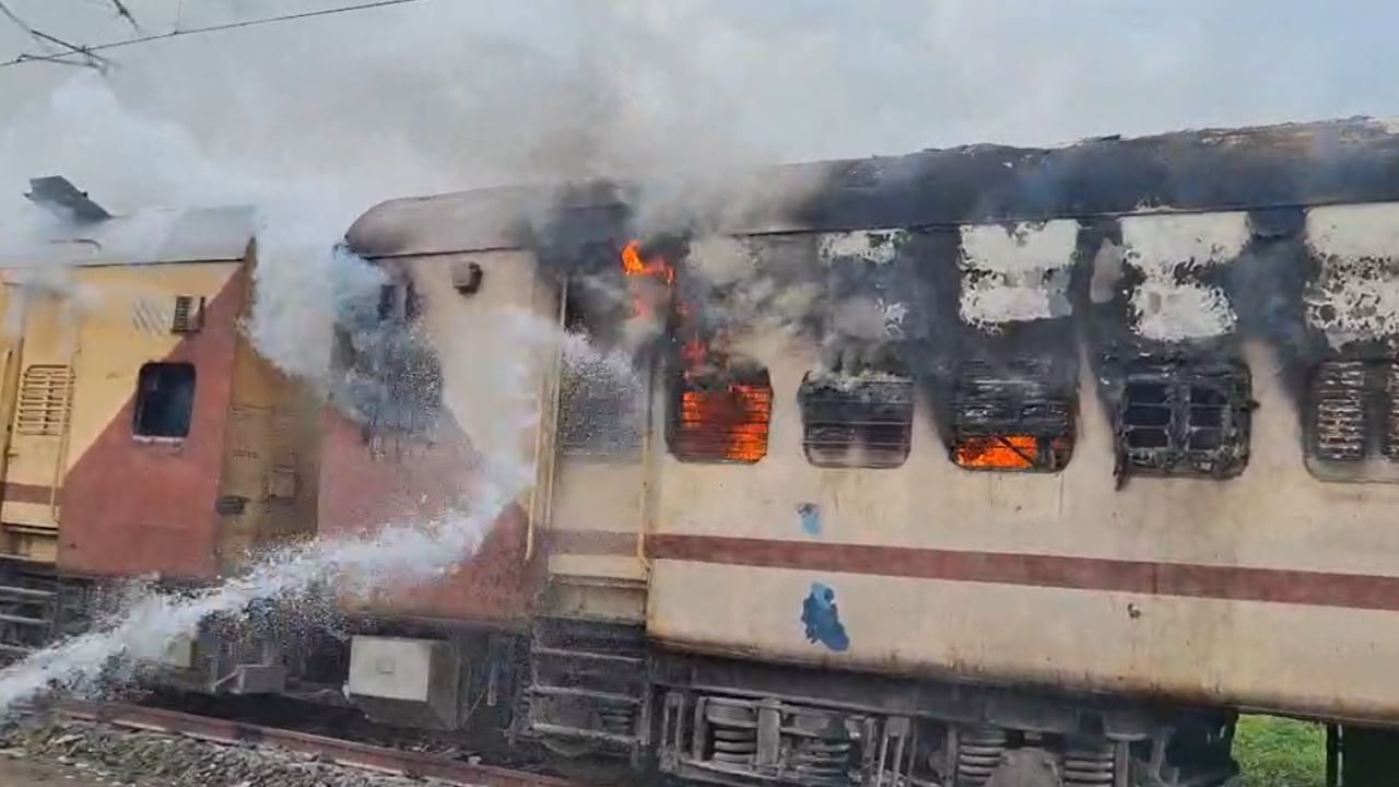 गेल्या काही दिवसांपासून रेल्वे अपघाताच्या घटना सातत्याने घडत आहेत. त्यातच आता हिंगोली रेल्वे स्थानकातील प्लॅटफॉर्मवर उभ्या असलेल्या एका जुन्या रेल्वे डब्याला आग लागल्याची घटना घडली आहे.