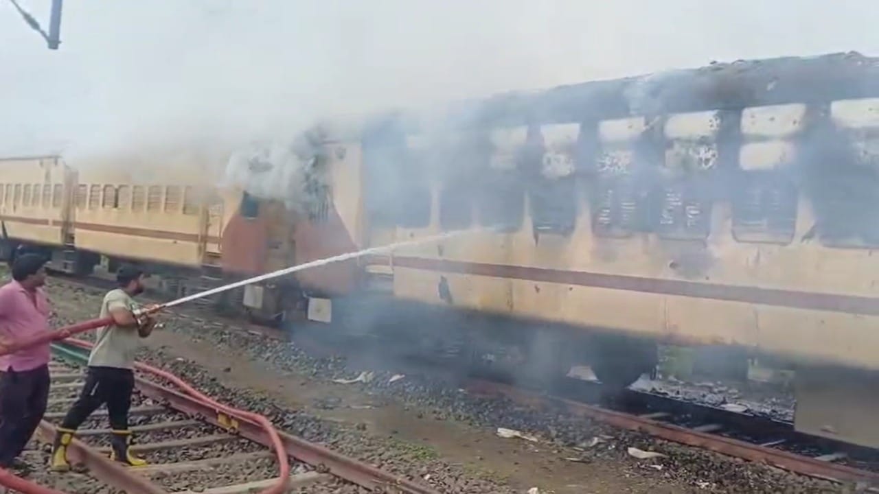 सुदैवाने कोणतीही जीवितहानी झालेली नाही, ही दिलासादायक बाब आहे. या आगीचे कारण शोधण्यासाठी रेल्वे प्रशासनाकडून तपास सुरू आहे