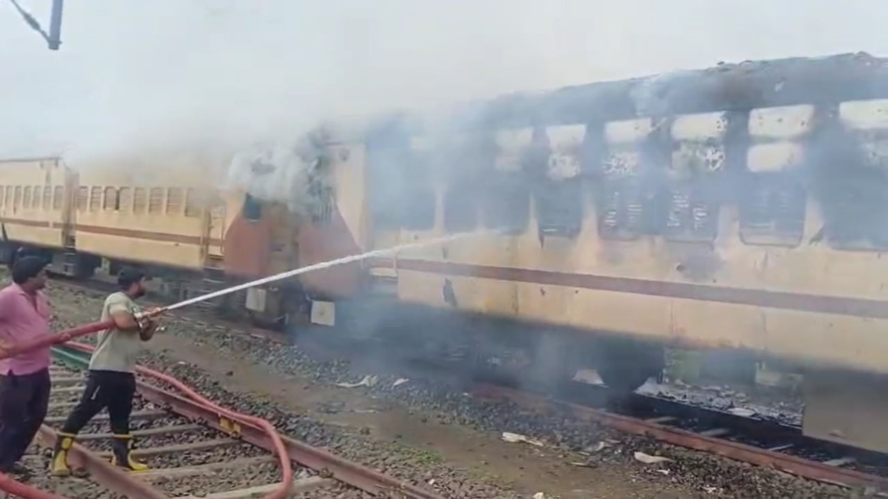 सुदैवाने या आगीत कोणतीही जीवितहानी झाली नाही. मात्र ही आग नेमकी कशामुळे लागली, याचे कारण अद्याप स्पष्ट झालेले नाही. या आगीमुळे परिसरात एकच खळबळ उडाली होती.