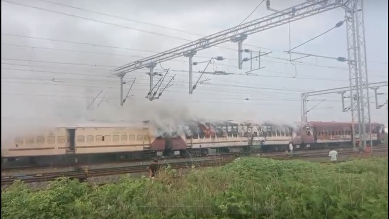 आग लागलेल्या डब्याचा काही दिवसांपूर्वीच मॉकड्रिलसाठी वापर करण्यात आला होता. त्यानंतर ही आग लागल्याने मोठी खळबळ उडाली आहे.