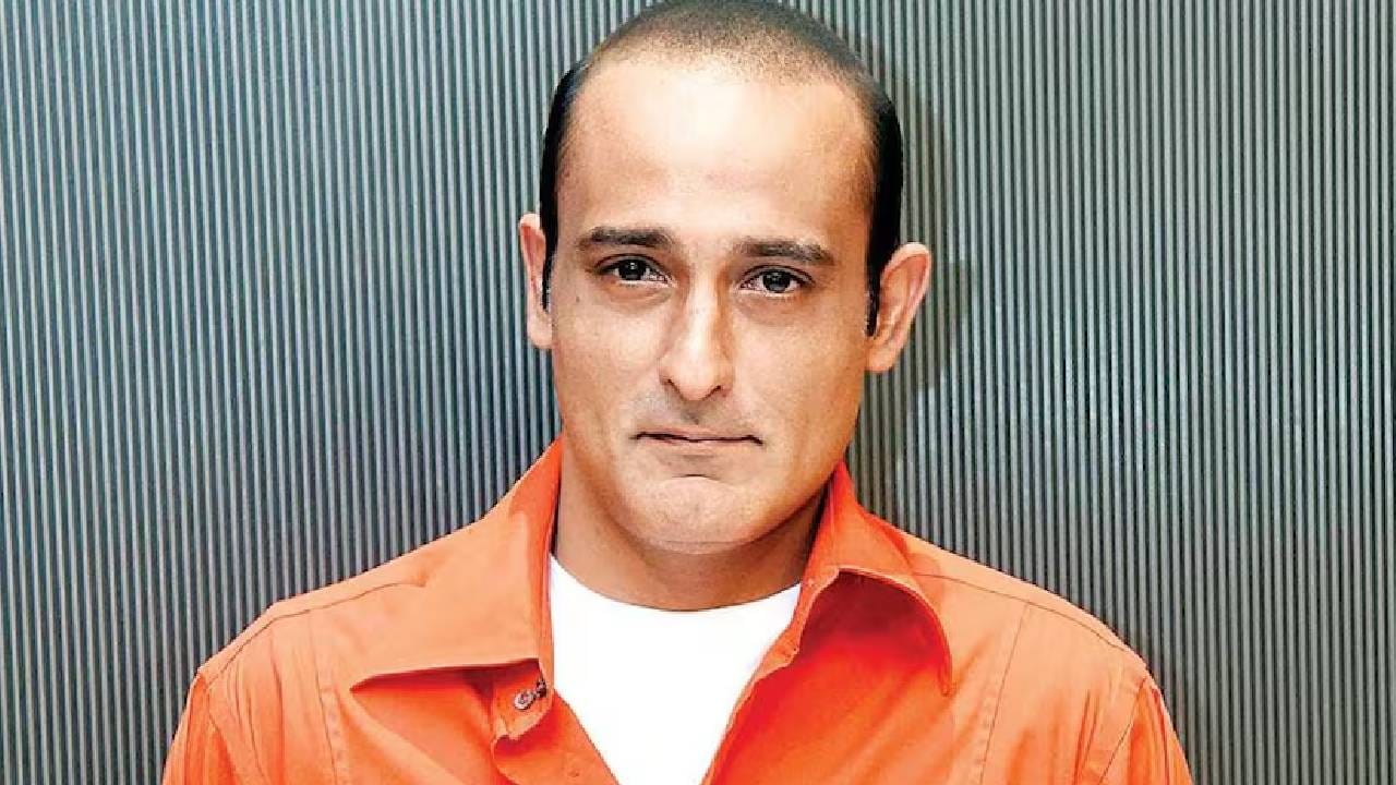 अक्षय खन्ना - दिवंगत अभिनेते विनोद खन्ना यांचा मुलगा आणि प्रसिद्ध अभिनेता अक्षय खन्ना हा देखील आनंदाने अविवाहित असलेल्यांच्या यादीत समाविष्ट आहे. अक्षय खन्ना सिंगल असूनही, तो त्याचे आयुष्य चांगल्या प्रकारे एन्जॉय करत आहे.