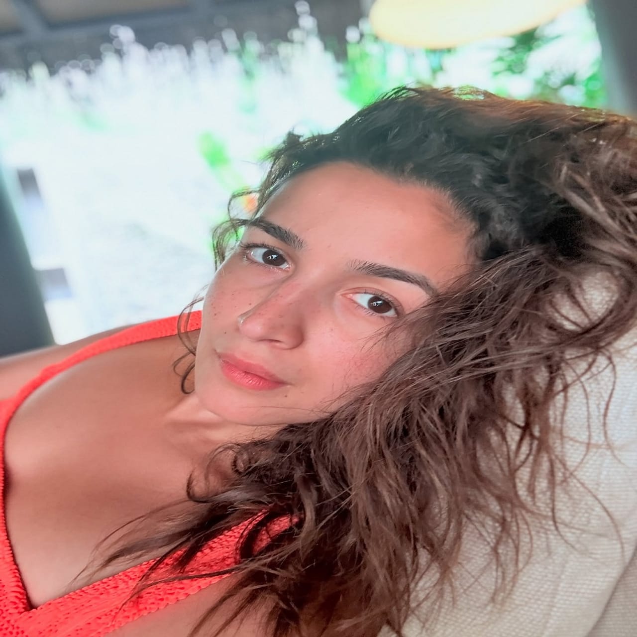 अभिनेत्री आलिया भट्ट हिने स्वतःचे काही फोटो इन्स्टाग्रामवर पोस्ट केले आहेत. सध्या सर्वत्र आलिया भट्ट हिच्या फोटोंची चर्चा रंगली आहे. फोटोंमध्ये आलियाच्या लूकने सर्वांचं लक्ष वेधलं आहे... चाहत्यांना देखील आलियाचा लूक आवडला आहे... 