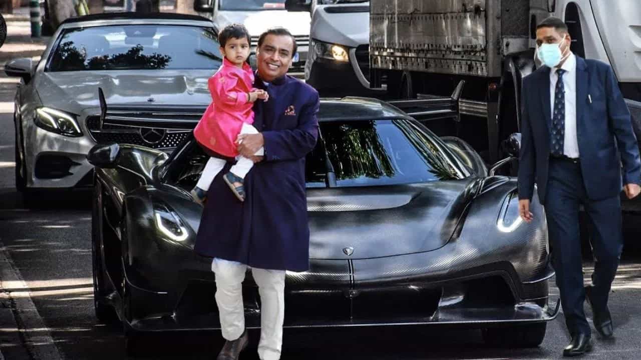 अंबानी कुटुंब हे गेल्या काही दिवसांपासून चर्चेत आहे. मुकेश अंबानी, हे भारतातीलच नव्हे तर जगातील सर्वात श्रीमंत व्यक्तींपैकी एक आहेत. त्यांच्या आलिशान जीवनशैलीची झलक त्यांच्या कार कलेक्शनमधून पाहायला मिळते.