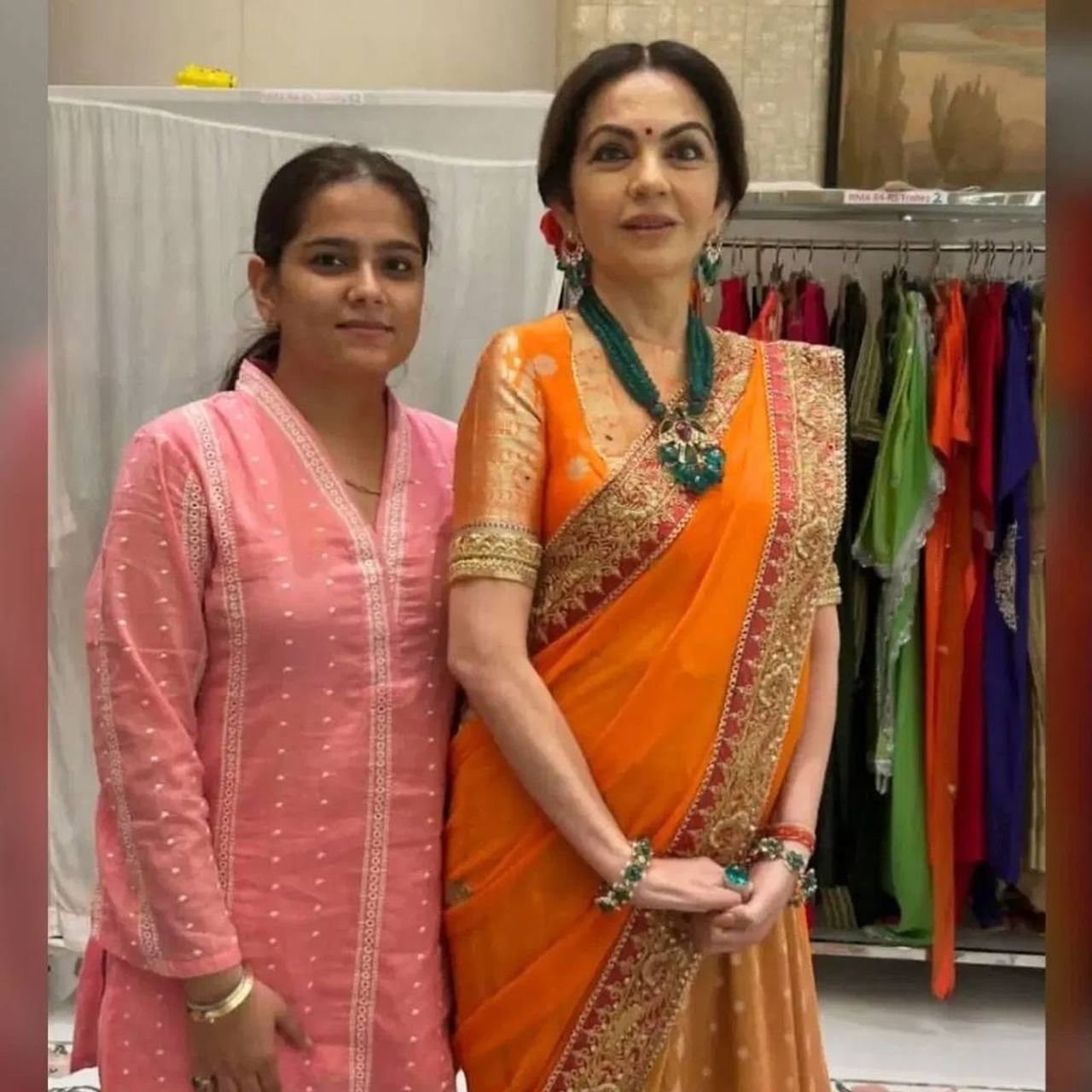 अंबानी कुटुंबात गणेशोत्सव मोठ्या उत्साहात साजरा केला जातो. यावर्षी सुद्धा अँटिलियातील गणेशोत्सवाची सर्वत्र चर्चा आहे. गणेश उत्सवात अनेक मोठमोठे स्टार अंबानी यांच्या घरी आले होते. तिथले फोटो समोर आले आहेत. ( Credit: ambani_update/Instagram)