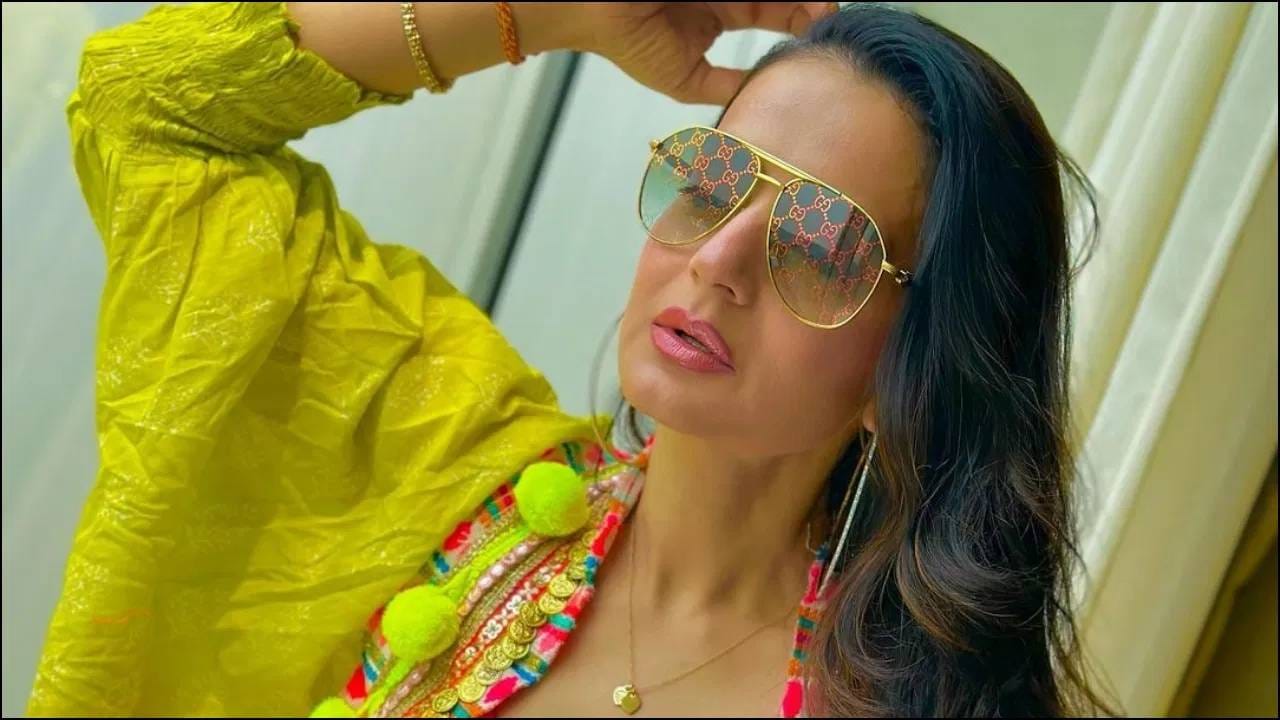 अमिषा पटेल - 50 वर्षांची अभिनेत्री अमिषा पटेल ही दिग्दर्शक विक्रम भट्ट याच्या प्रेमात डली, तेव्हा तिने तिच्या कुटुंबाविरुद्ध बंडखोरी केली होती. नंतर अमिषाने विक्रमशी संबंध तोडले. विक्रमनंतर, बिझनेसमन कणव पुरी अमिषाच्या आयुष्यात आला. पण 2010 मध्ये, अमिषा कणवपासूनही वेगळी झाली. तेव्हापासून, अमिषा अविवाहित आहे.