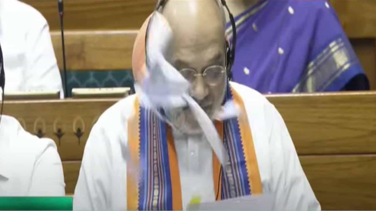 Loksabha :  'ते' विधेयक मांडलं अन् विरोधकांचा गदारोळ, विधेयकाची कॉपी फाडून थेट शाहांकडे भिरकावली