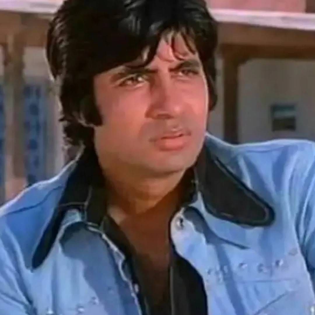 शोले चित्रपटाच्या रिलीजला 50 वर्ष पूर्ण होत आहेत. या चित्रपटासोबत लोकांचे इमोशन्स जोडलेले आहेत. आजही हा देशातील मोठा चित्रपट मानला जातो. या चित्रपटातील प्रत्येक व्यक्तीरेखा लोकप्रिय आहे. चित्रपटात अमिताभ बच्चन आणि धर्मेंद्रने मुख्य भूमिका बजावलेली. 