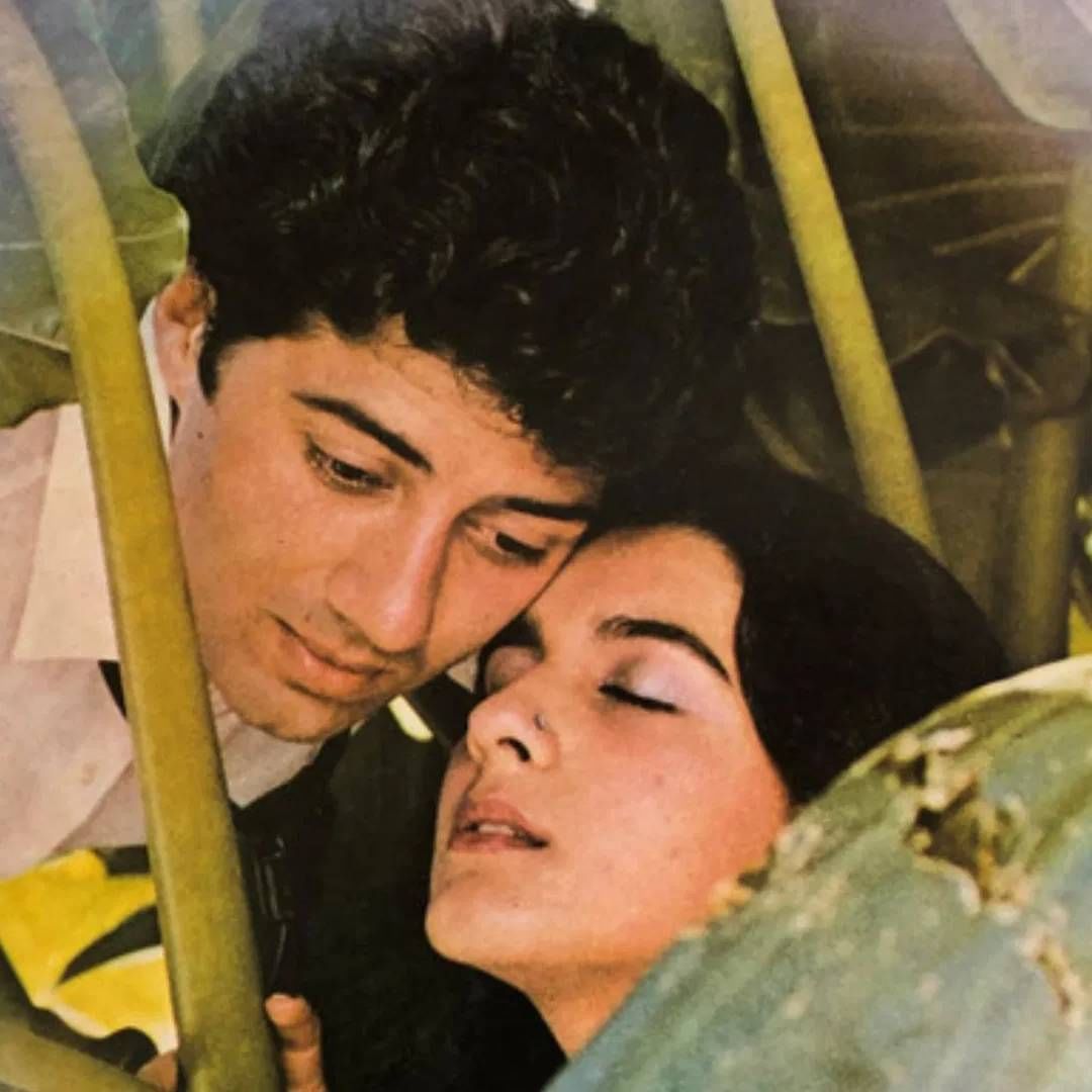 ज्या अभिनेत्रीबद्दल आम्ही बोलतोय ती आहे अमृता सिंह. वर्ष 1983 साली तिने 'बेताब' चित्रपटातून डेब्यू केलेला. तिच्यासोबत सनी देओल होता. या रोमँटिक चित्रपटाच्यावेळी दोघे खूप जवळ आलेले. लोकांना दोघांची जोडी खूप आवडलेली. म्हणूनच चित्रपट बॉक्स ऑफिसवर यशस्वी ठरलेला. 