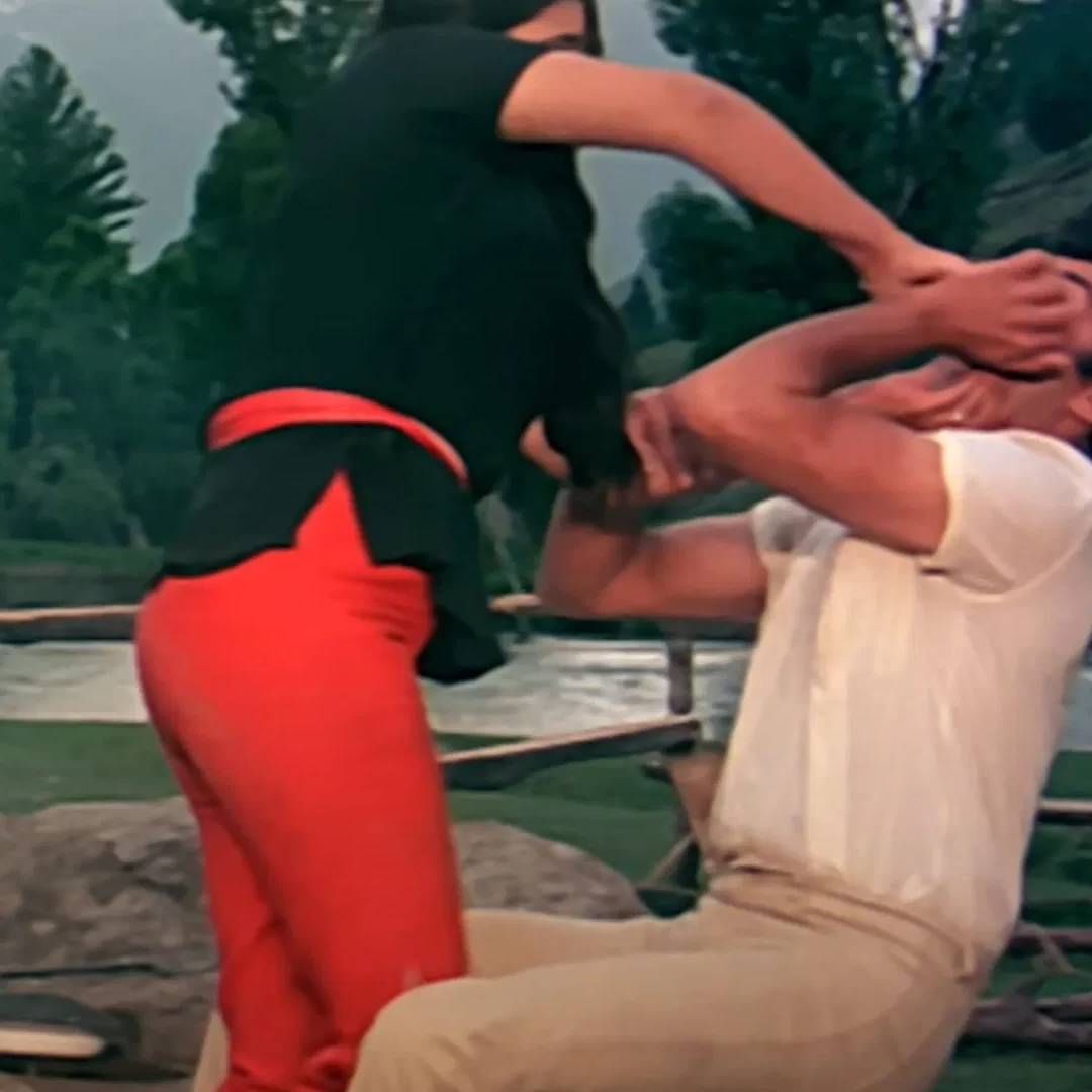 चित्रपटसृष्टीत असे अनेक स्टार्स आहेत, ज्यांनी एकाच कुटुंबातील अनेक स्टार्ससोबत काम केलय. शाहरुख खान लवकरच अभिषेक बच्चन सोबत काम करणार आहे. शाहरुखने अमिताभ बच्चन आणि जया बच्चन सोबतही काम केलय. आज आम्ही तुम्हाला अशा अभिनेत्रीबद्दल सांगणार आहोत, जी कधी खान कुटुंबाची सून होती. आता अभिनयापासून लांब आहे. तिने एकाच कुटुंबातील पिता-पुत्रासोबत रोमान्स केलय.  