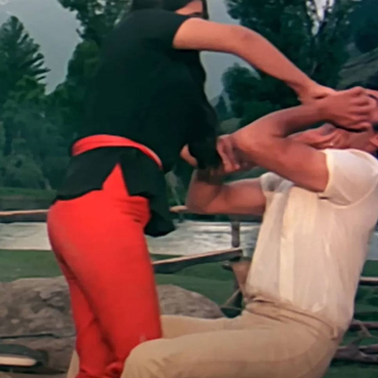 चित्रपटसृष्टीत असे अनेक स्टार्स आहेत, ज्यांनी एकाच कुटुंबातील अनेक स्टार्ससोबत काम केलय. शाहरुख खान लवकरच अभिषेक बच्चन सोबत काम करणार आहे. शाहरुखने अमिताभ बच्चन आणि जया बच्चन सोबतही काम केलय. आज आम्ही तुम्हाला अशा अभिनेत्रीबद्दल सांगणार आहोत, जी कधी खान कुटुंबाची सून होती. आता अभिनयापासून लांब आहे. तिने एकाच कुटुंबातील पिता-पुत्रासोबत रोमान्स केलय.  