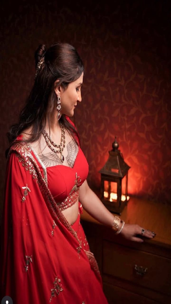 इंग्लंड येथे देखील तिने क्लब क्रिकेट खेळलं आहे. अनाया कायम तिच्या खासगी आयुष्यामुळे चर्चेत असते. आता अनाया 'बिग बॉस 19' मध्ये स्पर्धक म्हणून येणार अशी चर्चा देखील रंगत आहे. 