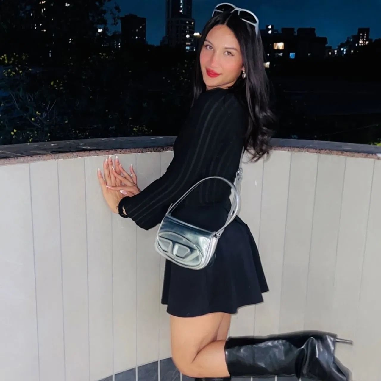 लिंगबदल शस्त्रक्रिया पार पाडल्यानंतर अनाया भारतात आहे. भारतात परतल्यानंतर अनाया हिने लिंगबदलाच्या प्रवासाबद्दल सांगितलं. अनाया हिचा व्हिडीओ देखील सोशल मीडियावर तुफान व्हायरल झाला.