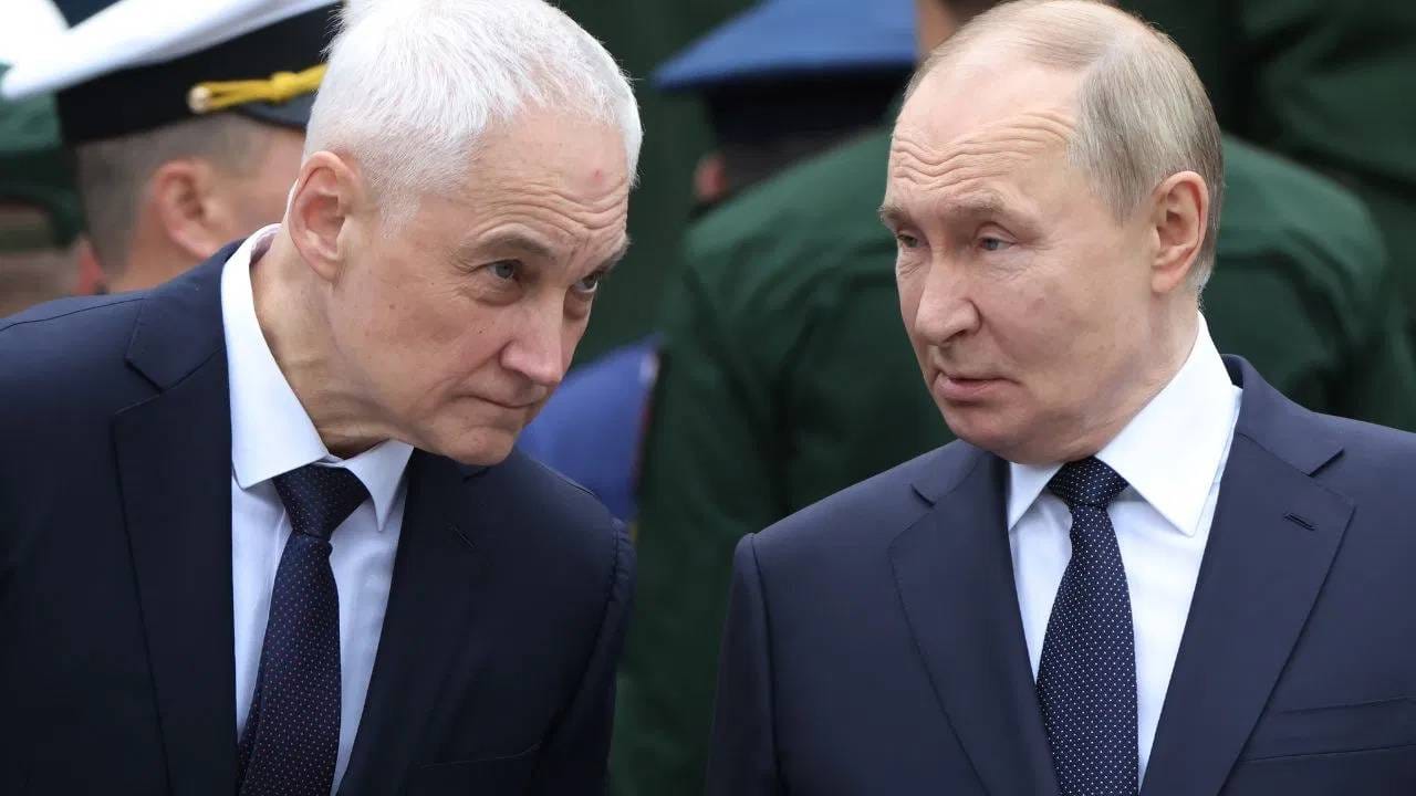 2024 मध्ये रशियाचे संरक्षण मंत्री बनलेले 66 वर्षीय आंद्रे बेलोउसॉव पेशाने अर्थशास्त्री आहेत. पुतिन यांनी यासाठी त्यांची निवड केली कारण युद्ध मशीनरीच्या खर्चाला आर्थिक शिस्त आणि दक्षतापूर्वक कारभार चालावा. आर्थिक सल्लागार आणि उप पंतप्रधान राहिलेले बेलोउसॉव रशियाच्या सैन्याला टेक्नोलॉजी आणि आर्थिक शिस्तीने संभाळत आहेत. 