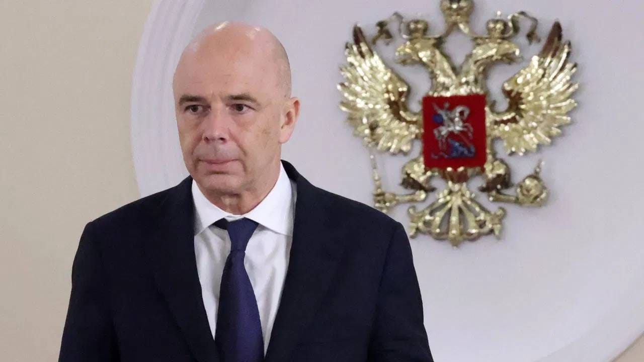 2011 साली रशियाचे अर्थमंत्री बनलेले एंटोन सिलुआनोव रशियाचे युद्धकाळातील आर्थिक कणा आहेत. बजेट बनवून खर्च नियंत्रित करण्याच्या कठोर उपायोजनांमुळे ते पुतिन यांचे विश्वासू बनले. युद्धाशिवाय रशियाची अर्थव्यवस्था टिकवून ठेवण्याच श्रेय त्यांना मोठ्या प्रमाणात जातं. 