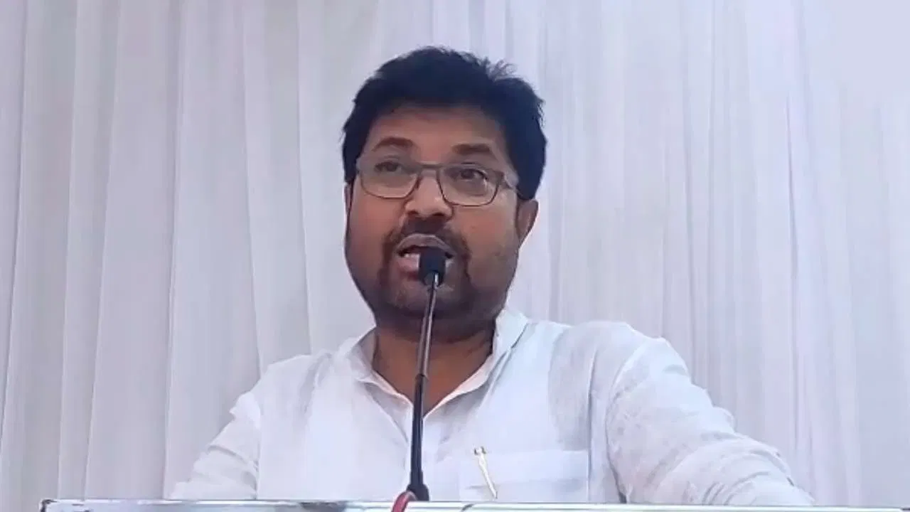 भाजपच्या जुन्या लोकांनी 'या' बोकड्यापासून सावध रहावे, शिंदेंच्या नेत्याचा रोख कुणाकडे? भाजपच्या जुन्या लोकांनी 'या' बोकड्यापासून सावध रहावे, शिंदेंच्या नेत्याचा रोख कुणाकडे?