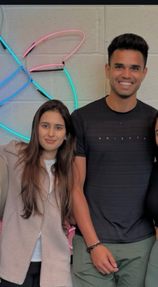 अर्जुन आणि सानियाचा साखरपुडा काल 13 ऑगस्ट 2025 रोजी मुंबईत एका खाजगी ठिकाणी पार पडला. याबद्दल दोन्ही कुटुंबांनी अद्याप अधिकृत घोषणा केली नसली, तरी यामुळे तेंडुलकर कुटुंबिय चर्चेत आले आहे.