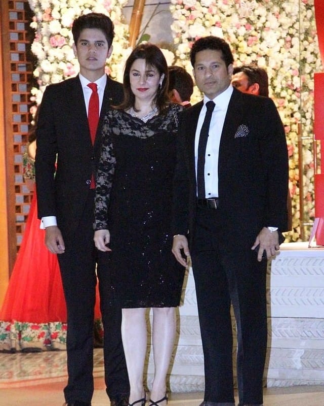 आता अर्जुनची पत्नी आणि सचिनची सून सानिया चंडोक नक्की कोण असा प्रश्न उपस्थित केला जात आहे. तसेच ती नक्की काय करते, याबद्दलचीही चर्चा सोशल मीडियावर पाहायला मिळत आहे. आज आपण सानिया चंडोकबद्दल जाणून घेणार आहोत.