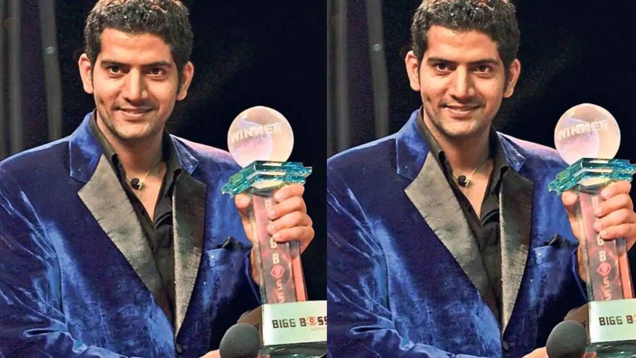 दुसऱ्या सिझनमध्ये आशुतोष कौशिकने बिग बॉसची ट्रॉफी आपल्या नावे केली होती. या सिझनच्या विजेत्यासाठीही एक कोटी रुपये निश्चित करण्यात आली होती. त्यामुळे आशुतोषताही एक कोटी रुपये मिळाले होते. 
