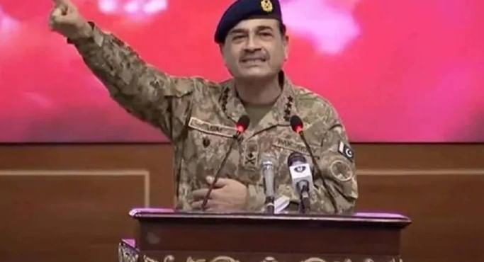 गेल्या अनेक दिवसांपासून पाकिस्तानमध्ये मोठी उलथापालथ होणार असल्याचे बोलले जात आहे. पाकिस्तानचे राष्ट्रपती असीफ अली झरदारी यांना लवकरच डिच्चू मिळणार असून त्या जागेवर पाकिस्तानचा लष्करप्रमुख असीम मुनीर विराजमान होणार असल्याचे बोलेले जात होते. 