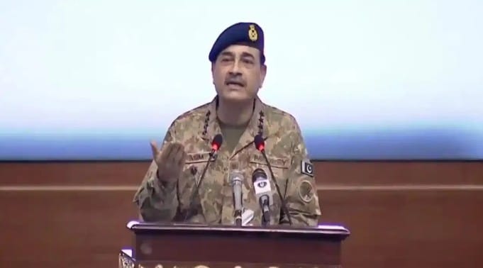 तसेच मला अल्लाहने देशाची रक्षा करण्याची जबाबदारी दिली आहे. याव्यतिरिक्त मला कशाचीही परवा नाही, असेही त्यांनी सांगितले आहे.  याआधी पाकिस्तानचे पंतप्रधान शाहबाज शरीफ यांनीदेखील राष्ट्रपतीपदाबाबतच्या सर्व अफवा आहेत, असे सांगितलेले आहे. असे असे असले तरी पाकिस्तानात भविष्यात काय होणार? हे पाहणे महत्त्वाचे ठरणार आहे.  