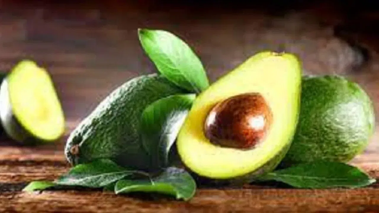 अ‍ॅव्होकॅडो: अ‍ॅव्होकॅडोमध्ये मोनोअनसॅच्युरेटेड फॅट्स मुबलक प्रमाणात असतात, जे LDL (खराब) कोलेस्ट्रॉल कमी करून HDL (चांगले) कोलेस्ट्रॉल वाढवण्यास मदत करतात. याचे सेवन उच्च कोलेस्ट्रॉल कमी करण्यास उपयुक्त ठरू शकते.