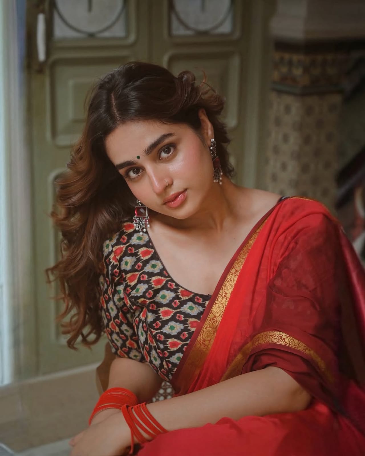 आयेशा खान ही प्रसिद्ध आणि नावाजलेली अभिनेत्री आहे. अगदी कमी काळात तिने सिनेजगतात आपलं नाव कमवलं आहे. विशेष म्हणजे तिचे देसभरात अनेक चाहते आहेत. आजघडीला तिचा एक वेगळा चाहतावर्ग आहे. ती नुकतीच एका यूट्यूब मालिकेत झळकली होती.  