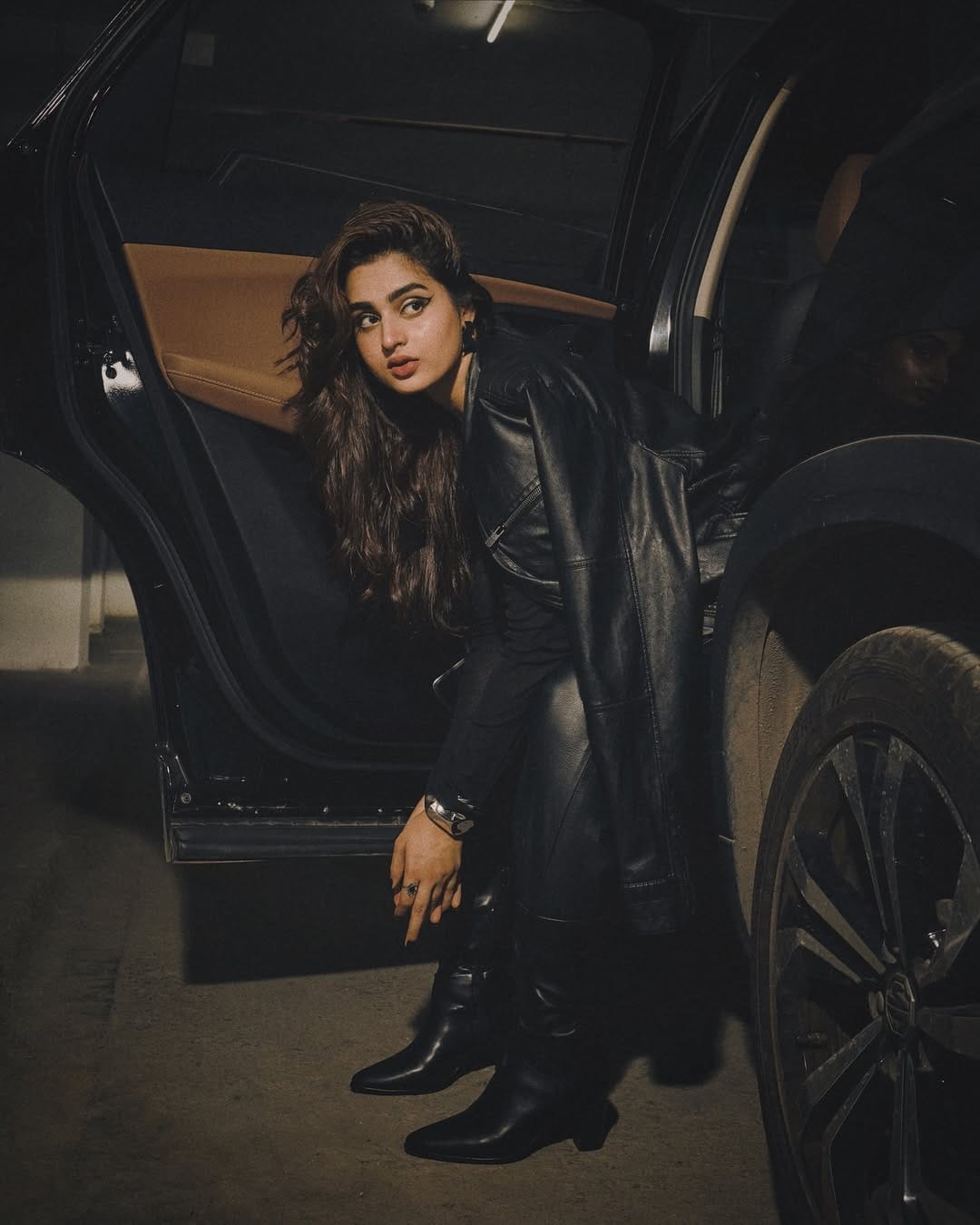 बिग बॉसमध्ये स्पर्धक म्हणून आल्यानंतर खऱ्या अर्थाने ती संपूर्ण देशाला माहिती झाली. आज तिचे इन्स्टाग्रावर लाखो फॉलोअर्स आहेत. आपल्या याच चाहत्यांसाठी ती सोशल मीडियावर वेळोवेळी फोटो, रिल्स अपलोड करते. 