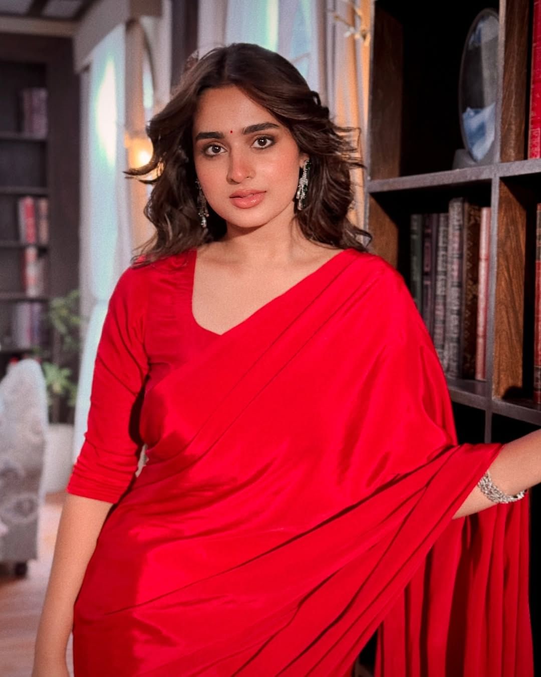 असाच एक धक्कादायक प्रसंग आयेशा खानने सांगितला आहे. एका पॉडकास्टमध्ये बोलताना तिने या घटनेबाबत सविस्तर सांगितलेलं आहे. तिच्या वडिलांपेक्षा जास्त वय असलेल्या एका व्यक्तीने तिच्यावर अत्यंत घाणेरडी कमेंट केली होती. 