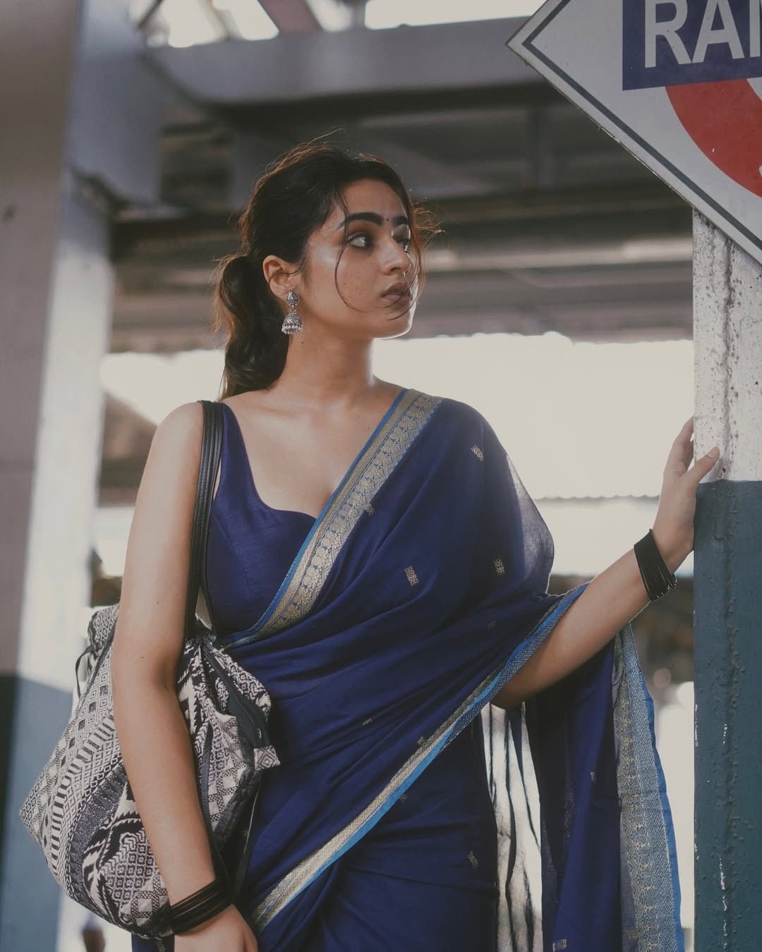 पुढे बोलताना त्यानंतर ते काका मला तुझे बुब्स खूपच छान आहेत, असे म्हणाले. काकांच्या या कमेंटनंतर मला धक्काच बसला, असंही आयेशाने पुढे बोलताना सांगितले. तिने सांगितलेल्या या धक्कादायक प्रसंगाची नंतर सिनेजगतात चांगलीच चर्चा झाली.  