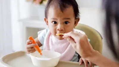 मुलांनी कोणत्या वयापासून स्वतःहून खायला सुरुवात करावी? जाणून घ्या