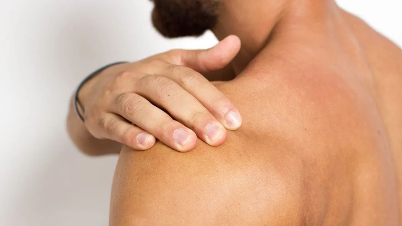 जर उजवा खांदा हलला तर व्यक्तीला मालमत्ता मिळते, जर डावा खांदा हलला तर ते मोठ्या यशाचे लक्षण आहे. जर उजवा हात हलला तर व्यक्तीला आदर मिळतो आणि जर डावा हात हलला तर हरवलेली वस्तू परत मिळण्याची शक्यता असते. जर तळहातामध्ये काही फरक दिसले तर ते अडचणीचे लक्षण आहे. जर कोपर हलला तर वादाची परिस्थिती उद्भवते.