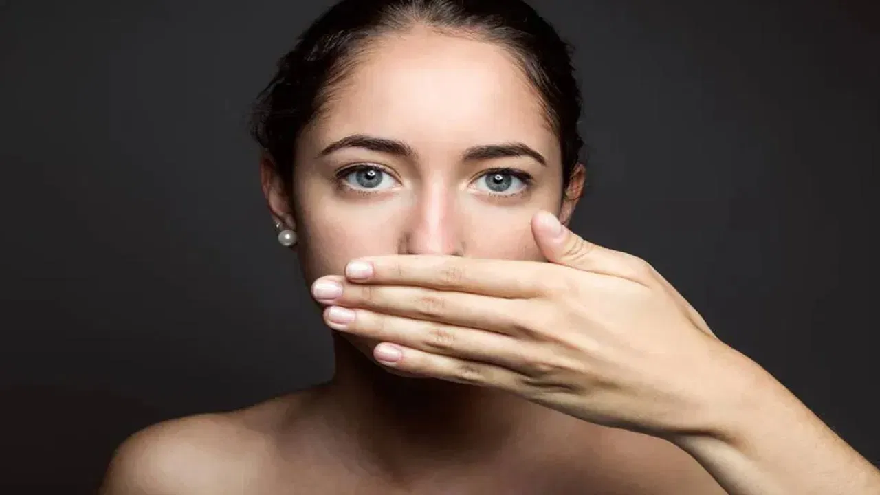 शाकाहारी आहारात या व्हिटॅमिनचे प्रमाण काहीसे कमी असते, तर मांसाहारी भोजनात तुलनेने जास्त व्हिटॅमिन B12 आढळते. अंडी, मशरूम, विविध प्रकारचे मांस आणि यकृत, समुद्री मासे यांसारखे खाद्यपदार्थ याचे समृद्ध स्रोत आहेत. याशिवाय दूध, दही आणि पनीरमध्येही हे व्हिटॅमिन चांगल्या प्रमाणात मिळते.